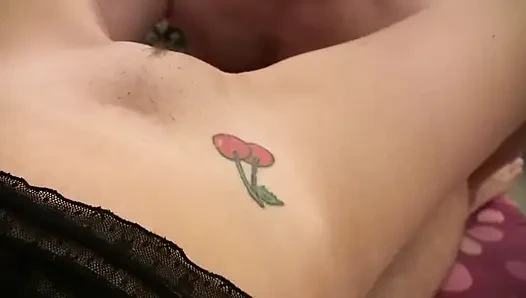 Esmer genç kız porno yıldızı olmak için mastürbasyon yapıyor