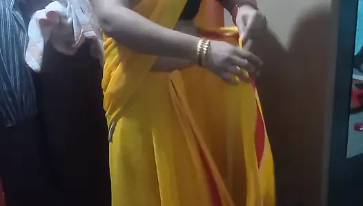 Hintli ev hanımı sarı sari giyiyor.