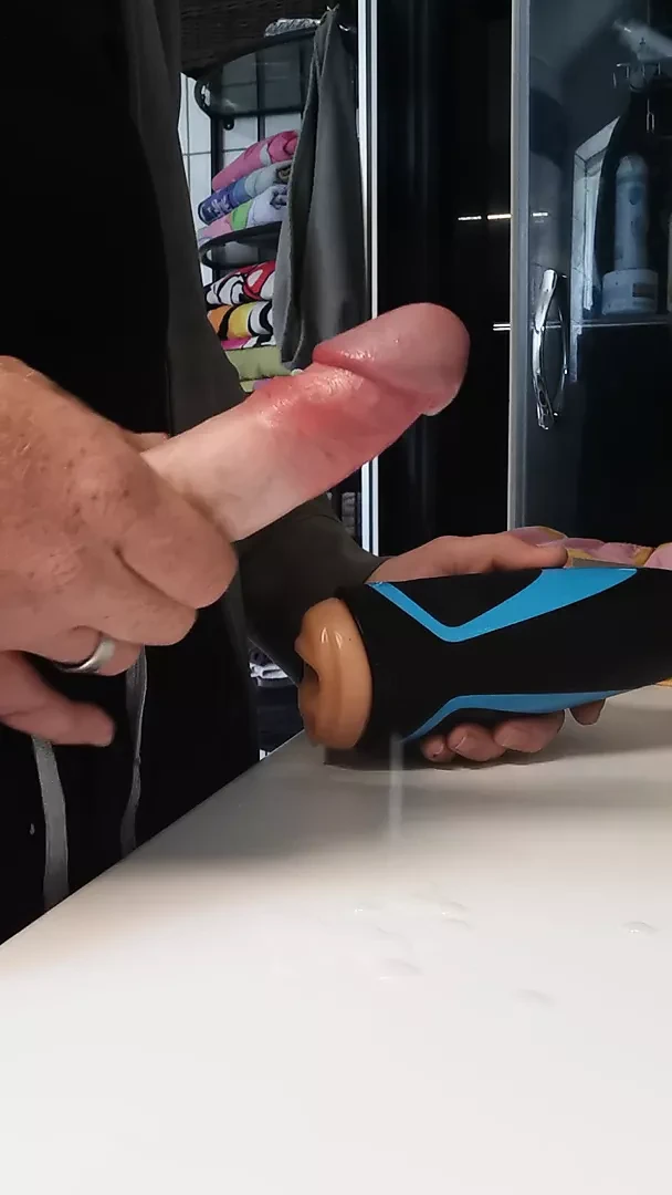 Büyük çük sikikleri cep kedi ve boşalmak