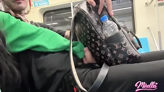 Ses işaretini görmeye dayanamıyor ve beni São Paulo metrosunun içine çekti