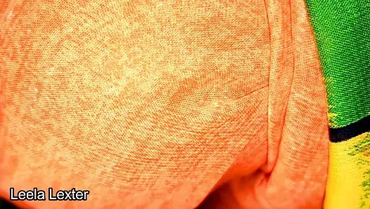Hintli pencaplı aldatan evli kadın doğal güzel sulu göğüslerini emerken bu ateşli elbise içinde mükemmel desi seksi görünüyor