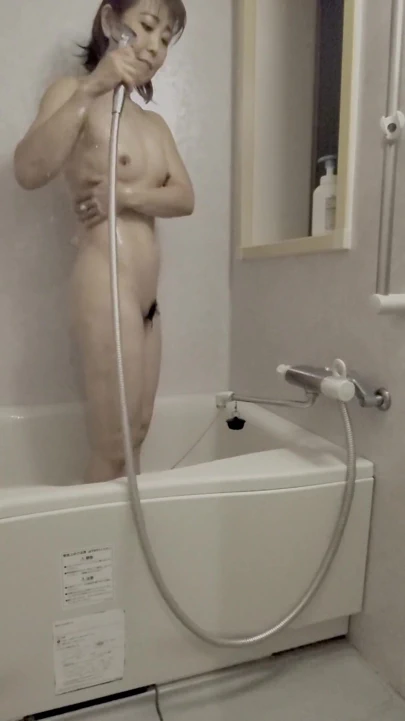 Asyalı olgun kadın duş alıyor