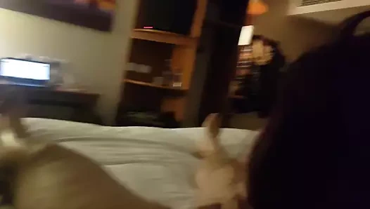 Yakın çekim amatör oral seks itibaren kız içinde otel