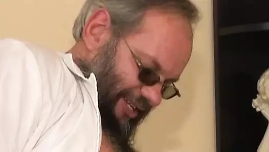 İnce Alman hemşire yüzüne boşalana kadar büyük yarağa biniyor