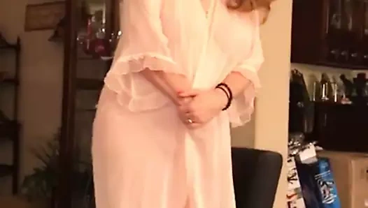 Seksi vücudunu gösteren büyükanne snowbunni