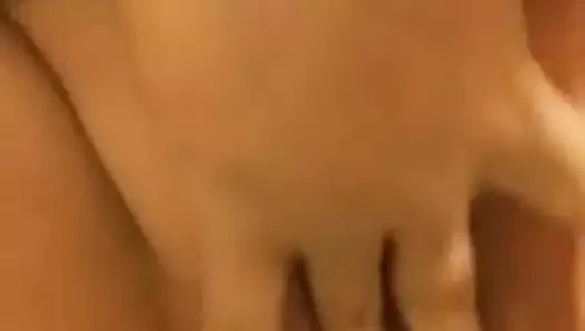 Madura se masturba con squirt al final