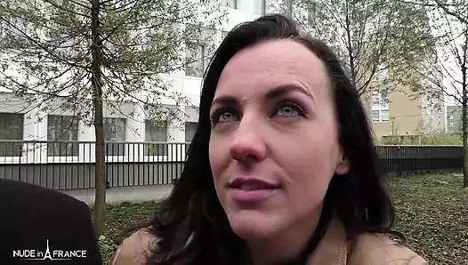 Güzel esmer kız arkadaşını veriyor ve büyük siyah bir yarakla sikilmesini izliyor