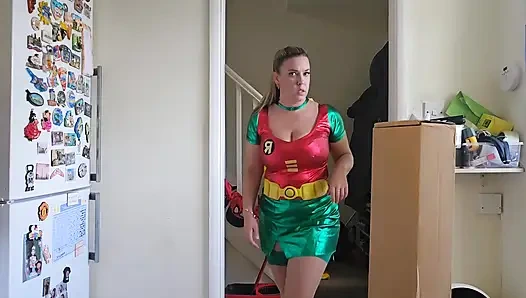 Maisie Lewis Batman'in gizli paketini buluyor