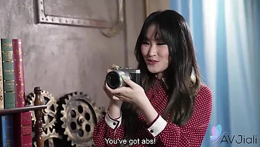 Asistan Minnie bozuk kamerayı vücuduyla ödüyor