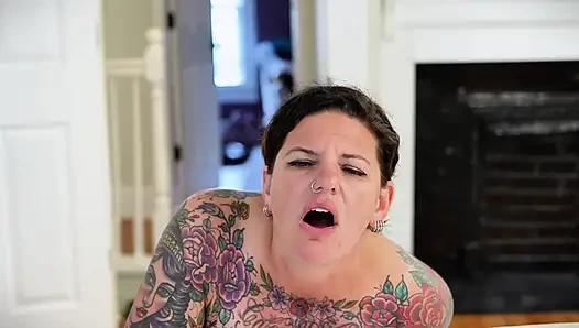 Carrie capri makineyle domalarak sikiliyor ve sert boşalıyor!