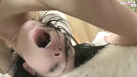 Sevimli genç kız sert uzun yarağı götten sikmek istiyor