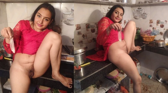 Padosi Sabzi lena aaya ladka bhabi ko Kichen me choda