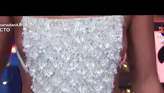 İspanyol ünlü cristina pedroche seksi elbiseli göğüsleri gösterir