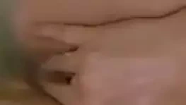 Freundin fingert sich in Badewanne