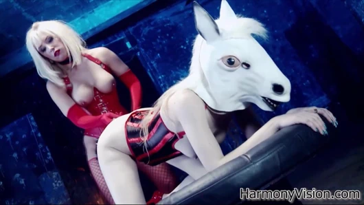 Midilli kostümlü lezbiyen fetiş üçlü grup seks sahnesinde sikiliyor