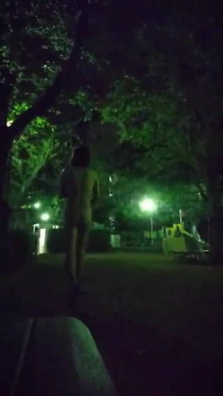 desnuda en la oscuridad