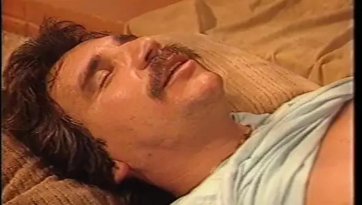 Beyaz aslan derisi üzerinde şöminenin yanında siyah kısrak kıllı amına çarptı