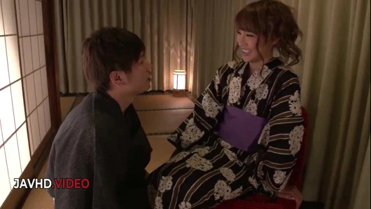 Baştan çıkarıcı Asyalı prenses Anna Anjo büyüleyici bir oral seks performansı sunuyor