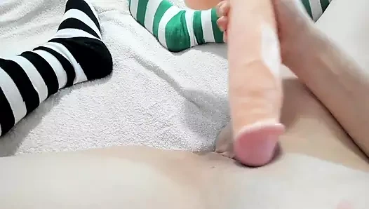 Genç Lily büyük dildoyu fışkırtıyor