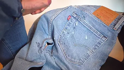 Levi'nin 501'ine boşalıyor