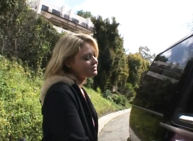 Ateşli genç üvey kız kardeş ve arkadaşı iki adamı vahşi tabu grup sikişi için davet ediyor