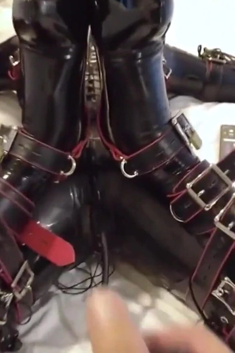 Mz12 - lateks bağlı köpek yavrusu orgazm olmak için titreşiyor