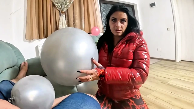 Baskın kırmızı delici orta yaşlı seksi kadın balon aşağılaması. Başarısız ereksiyon, büyük dildoya biniyor ve patlıyor