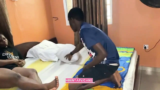 Azgın kalçalı genç kız ateşli serserinin boşalması için yardım ediyor