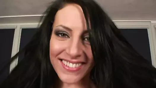 Bu azgın esmer fahişenin ateşli tıraşlı amcığı