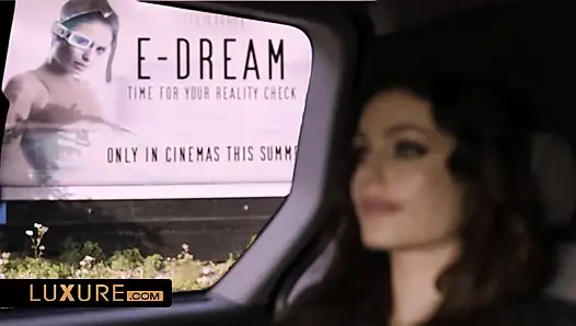 Birden fazla ihtiyacı olan iş kadını