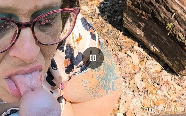 Шлюха думала, что она одна в лесу она сосет этот незнакомец большой толстый кость у что это на ее заднице?