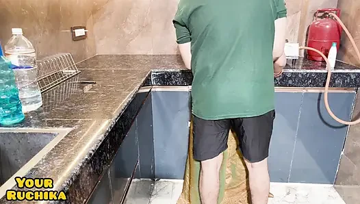 Yeni evli evli kadın Ruchika mutfakta sikiliyor
