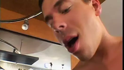 Bu muhteşem sarışın bomba için bir çük yeterli değil