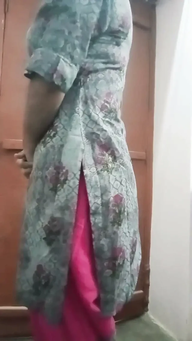 Hintli eşcinsel travesti gaurisissy salwar kurta xxx'te bir ev hanımı gibi görünüyor