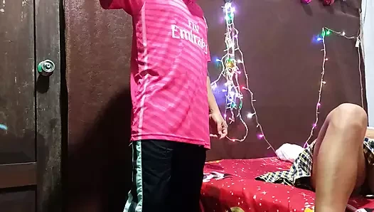 NOEL VE SEKS!! Üvey baba üvey kızına büyük bir hediye sözü veriyor ve onunla seks yapıyor