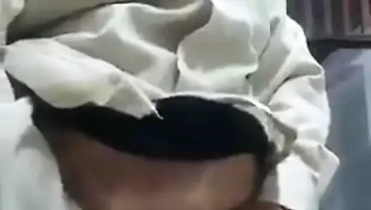 Corona önleme security bayan onu kedi parmaklıyor