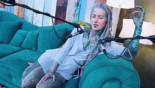 Z hakkında konuşuyorum - zeal - asmr podcast sfw konuşuyor gotik sıska kız dreadlocks dövmeli model dövmeli kız