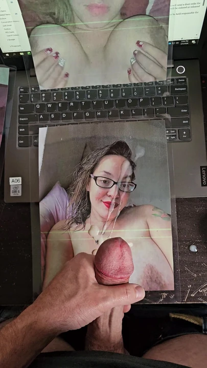 Azgın yarak seksi dudaklara boşalıyor ve inliyor.