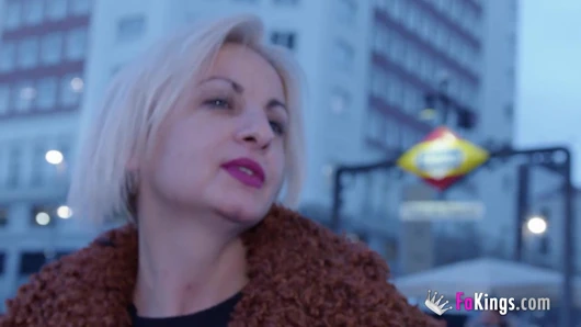 Gevşek orta yaşlı seksi kadın için iki kale: Sweet Lolly kayıp zamanını kurtarmak için çaresiz!