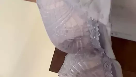 Sutyen üzerine boşalma