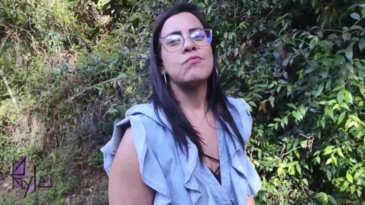 Parkta bir adamla tanıştım ve sonunda onu ormanda emdi ve becerdi!