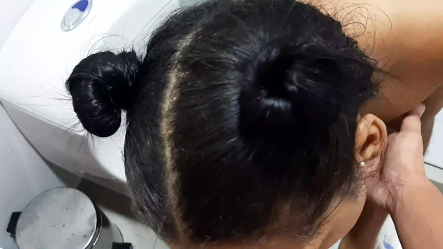 Azgın kuzenim sikimi emmek için duşa giriyor.