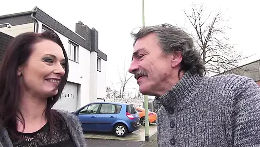 Seksi dövmeli piliç sikiliyor ve amını parçalıyor