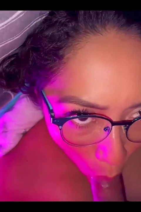 Derin gırtlak ile şehvetli sakso ve sürtük kız arkadaşımın yüzüne boşalma