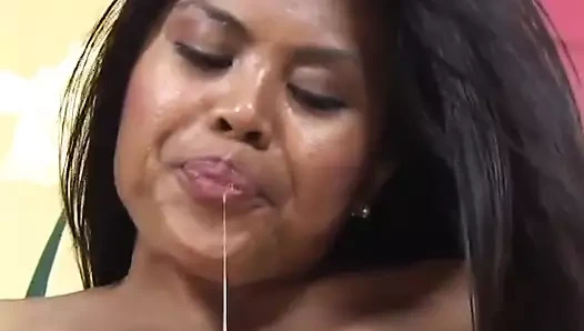 Azgın adam sakso çektikten sonra seksi Asyalı hatunla sert sikişiyor