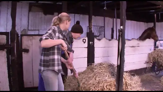 Büyük götlü sarışın Alman orta yaşlı seksi ev hanımı anal sikiliyor