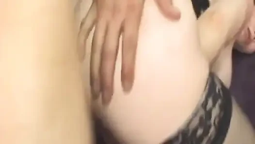 Olgun esmer ıslak gırtlağına kadar alma seansında zonklayan büyük zenci yutuyor