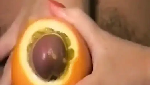 Alman hatun portakaldan döl tadını seviyor