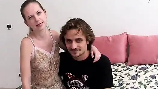 Sevimli genç kız büyük yaraklı çirkin bir oğlan tarafından sikiliyor