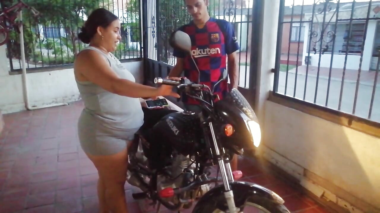 Duştayken kocamın motosiklet dükkanının işçisiyle sikişiyorum